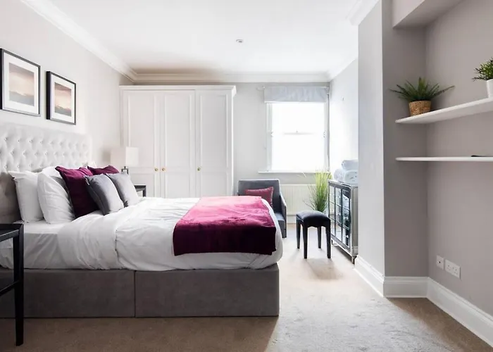 Steps From Hyde Park 2Br 2Bath Sleeps 6