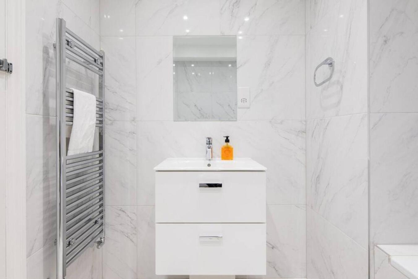 Apartment Steps From Hyde Park 2br 2bath Sleeps 6 *